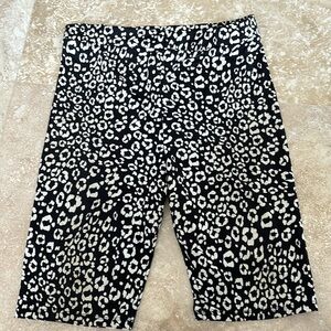 Long exerts shorts in animal print, as new, size Medium to Large